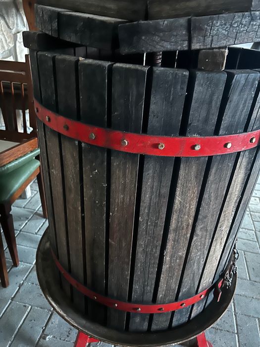 Prensa manual tradicional de uvas (lagar portátil)