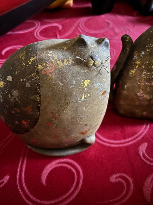 Gatos em dourado em louça