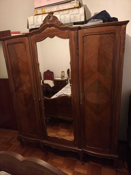 Roupeiro Clássico de 3 Portas com Espelho – Madeira Maciça Trabalhada