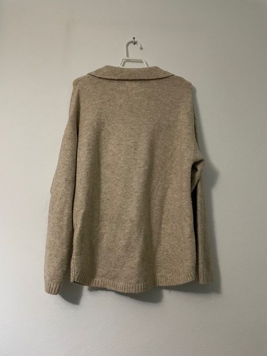 Camisola bege decote em V