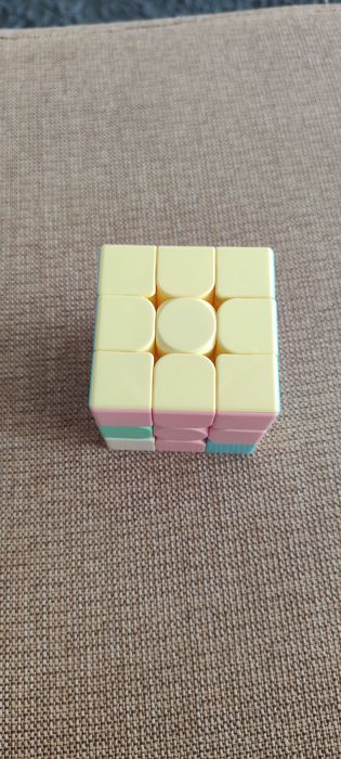 Cubo e triângulo mágico Rubiks