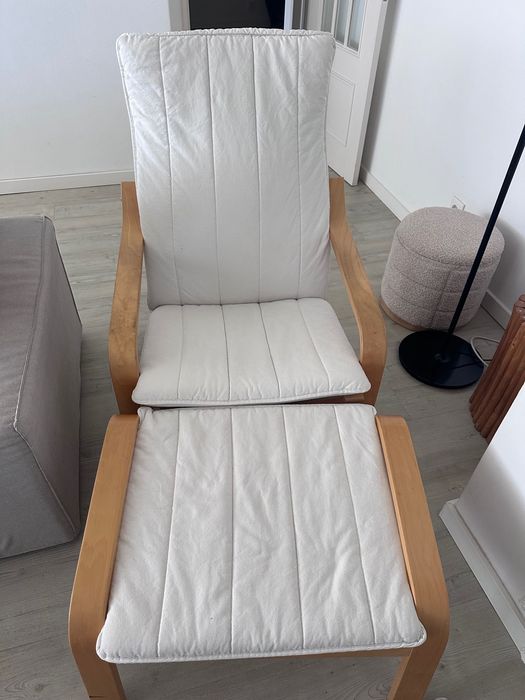 Cadeira do ikea com pousa pes