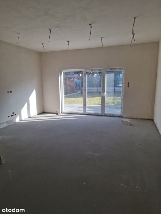 Przestronny szeregowiec z garażem i ogrodem