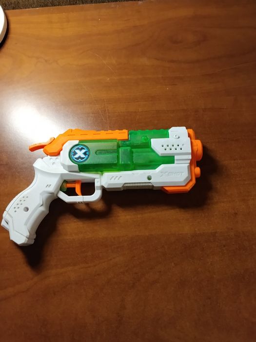водяний пістолет xshot в гарному стані стріляє десь 7-8 м