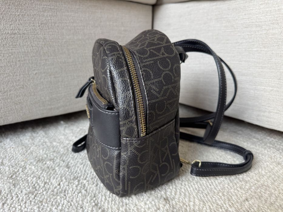 Mochila Mini Calvin Klein Monograma
