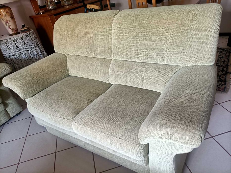 Conjunto sofás de 2 e 3 lugares.