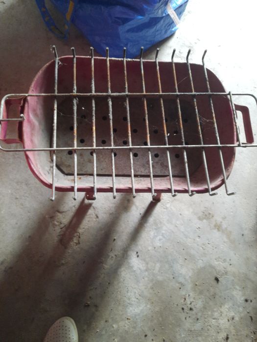 Vendo grelhador a carvão. Com muito pouco uso. Em ótimo estado.