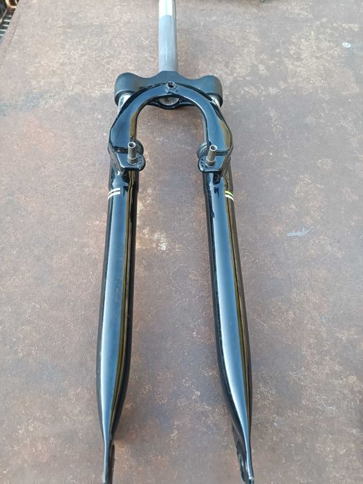 Пружинная вилка на 28" резьбовой шток под ободные вибрейк тормоза