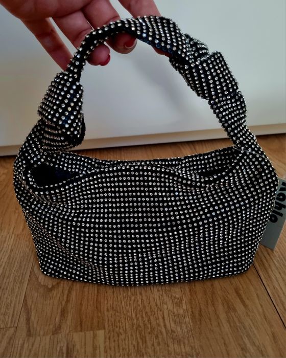 Mala/pochete de fundo preto e cheia de brilhantes. Forrada. Com alças