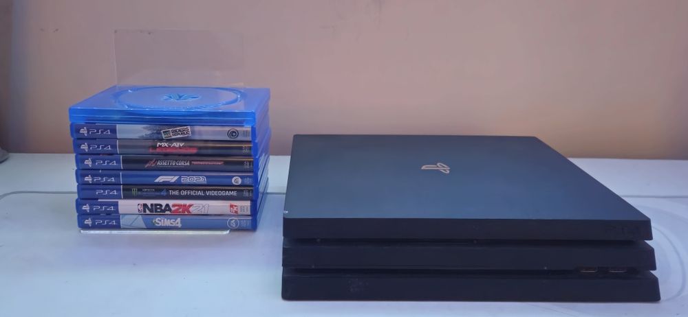 Konsola PS4 pro, 1TB + 8 gier w zestawie