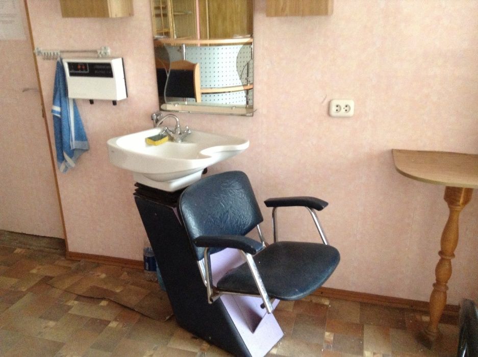 Продам недорого мебель для салона (мойка, место модельера и маникюра)