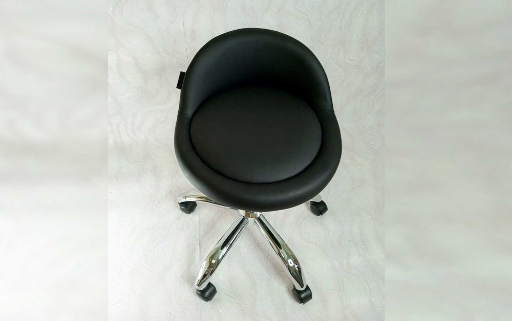 Чорне офісне крісло кругле на колесах Atlant-2 табурет стул маникюрный