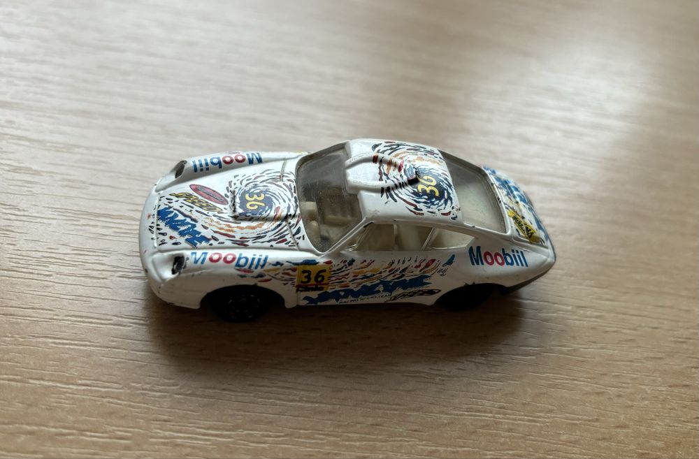 Машинка Porsche 911 у масштабі 1/64