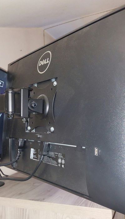 3 monitory Dell na stojaku