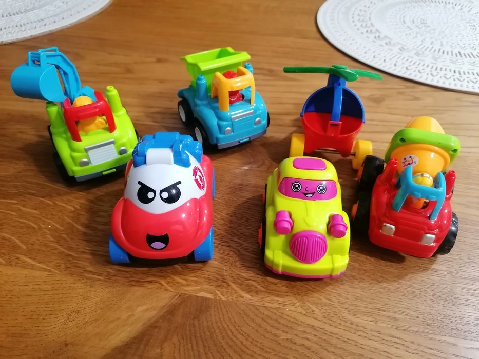 Zestaw małych pojazdów betoniarka wywrotka koparka helikopter