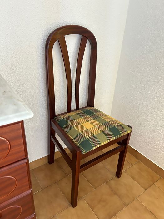 Cadeira de sala em madeira maciça