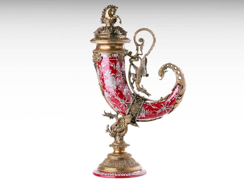 Jarra cornucópia de porcelana e bronze; com ornamento de dragão e cava