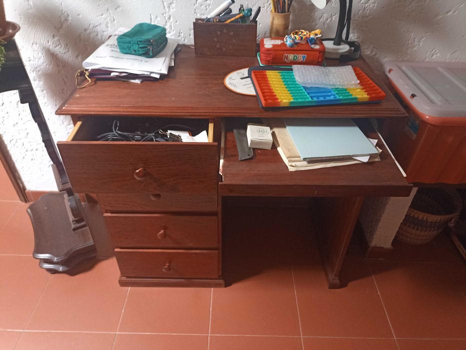 Secretária em pinho estado razoável de conservação