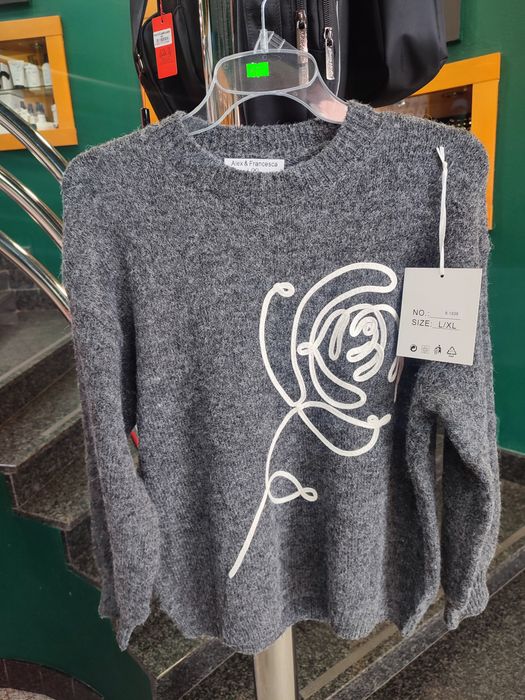 Sweterek z haftem rozm S/M.  L/XL.