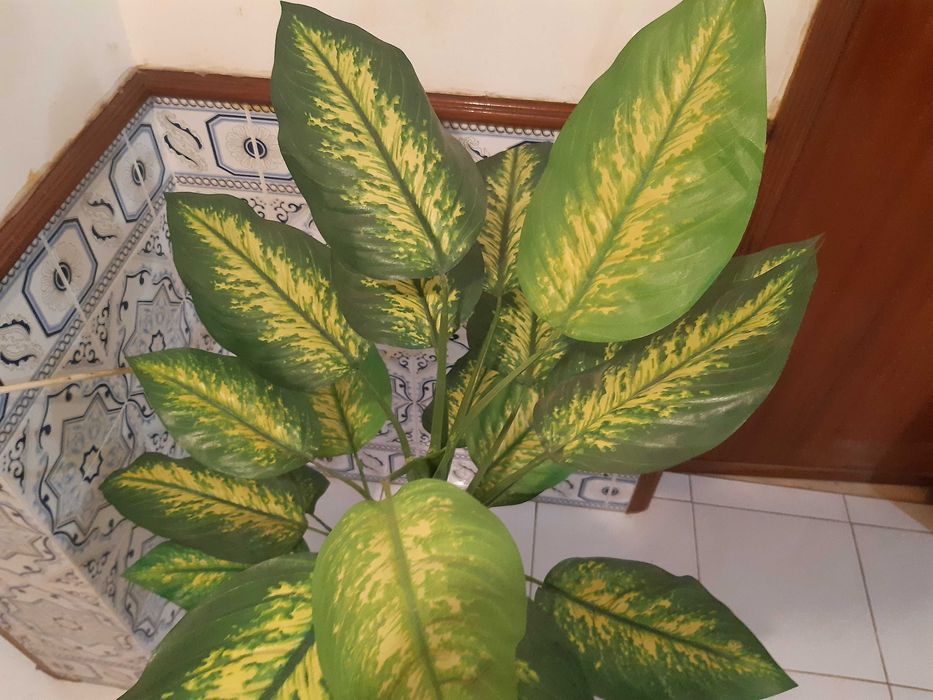 Planta artificial em cesto verga,1metro e 5cm altura, excelente estado