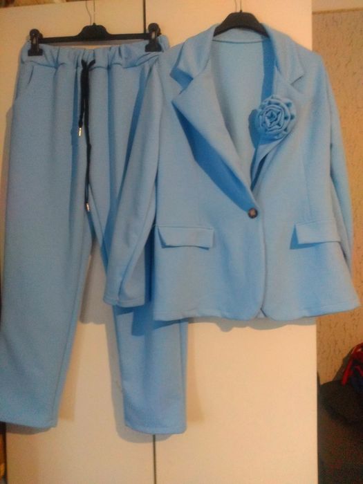 Nowy błękitny garnitur damski