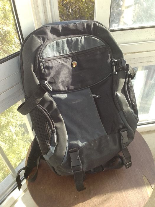 Mochila Targus em bom estado