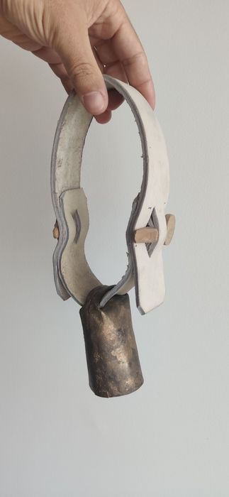 Chocalho novo feito de forma artesanal em metal pele e madeira