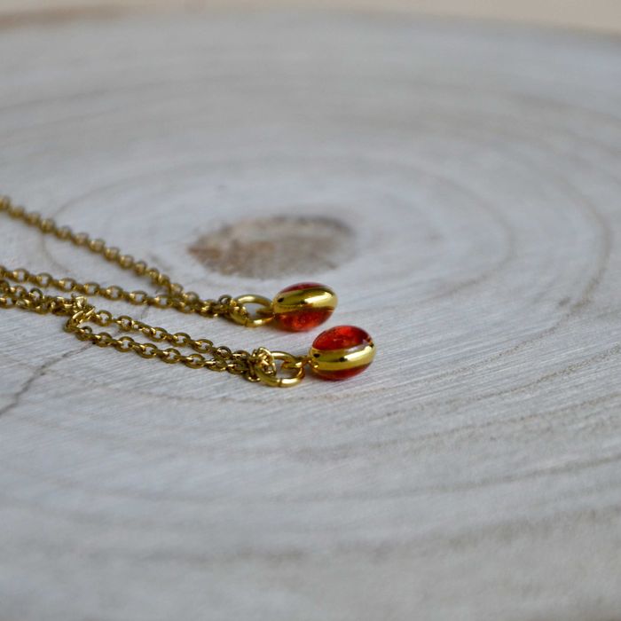 Wisiorek mini z czerwoną gipsówką