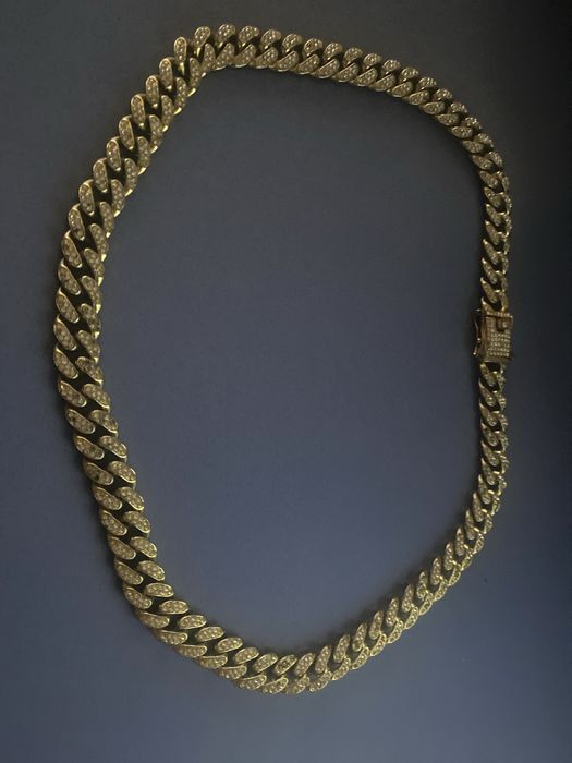 Corrente de ouro com brilhantes pequenos