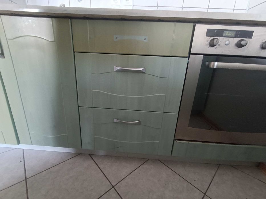 Szafki kuchenne, górne i dolne - 7 dolnych, 4 górne