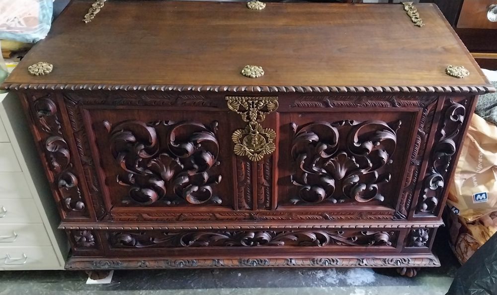 Arca antiga de madeira entalhada