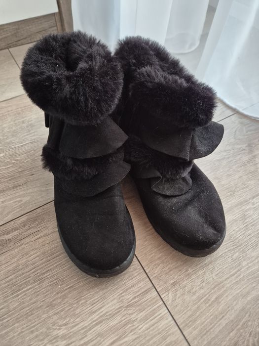 Czarne buty zamszowe z falbankami,39.5