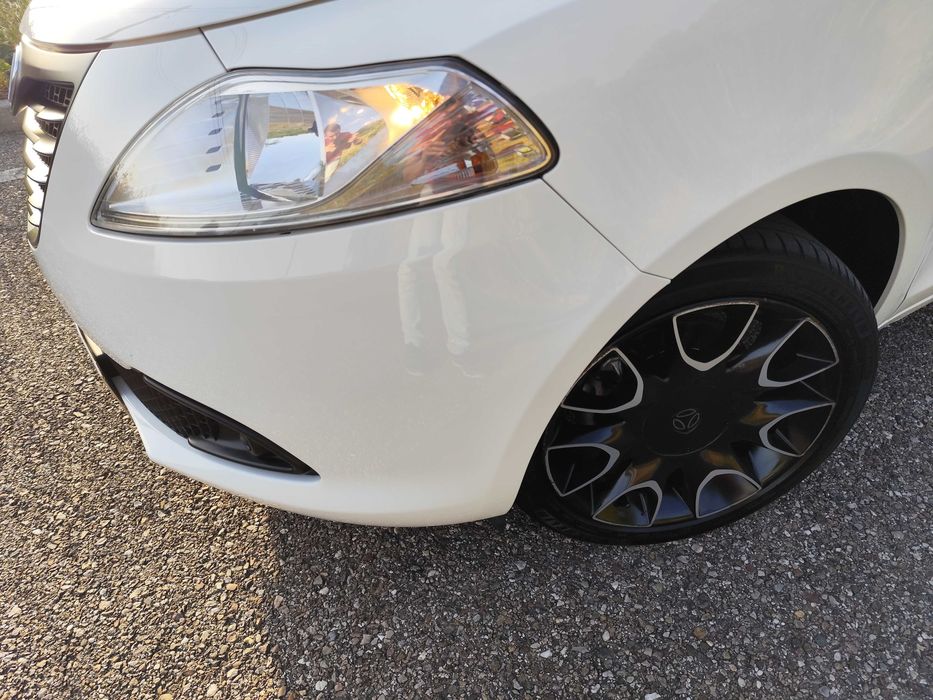 Lancia ypsilon 1.3 MultiJet Momo design