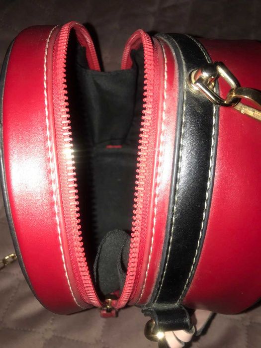 ЖІНОЧА КРУГЛА СУМКА ; червоно-чорна;довгий ремінець-ланцюжок;крос боді