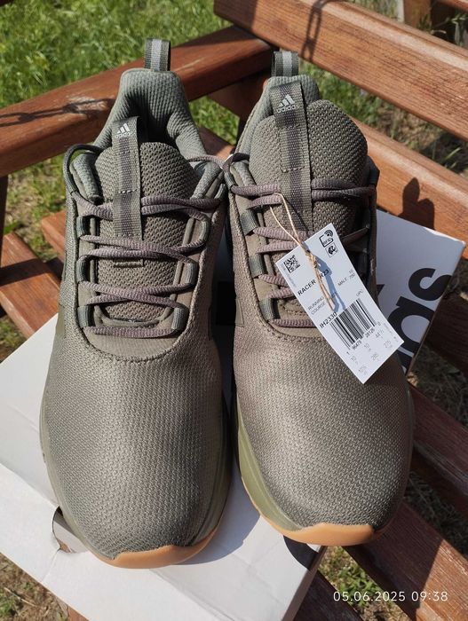 Продам мужские кроссовки Адидас