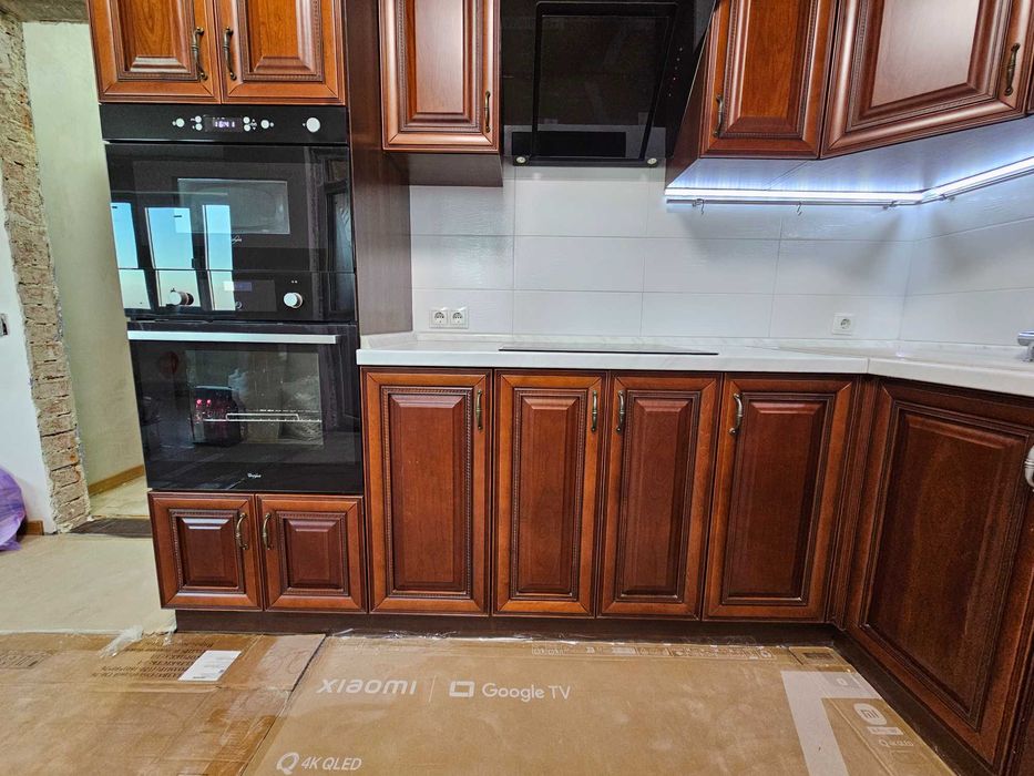 Продам Кухню 280 * 250 з натурального дерева
