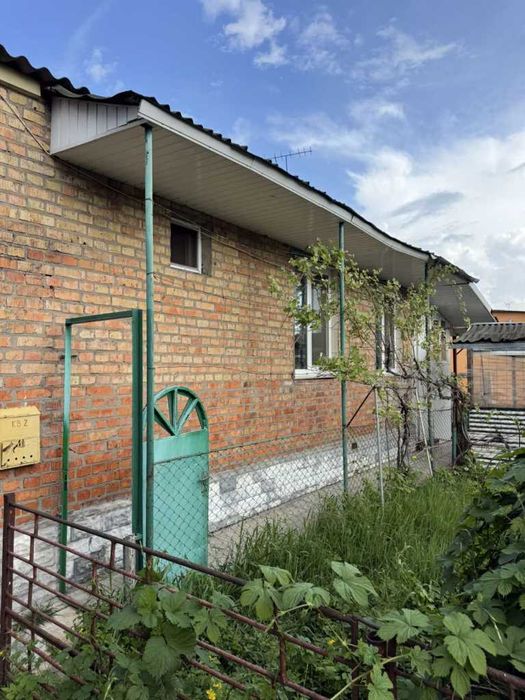 пів будинку, окремий дворик, Є ГАРАЖ, КОТЕЛ