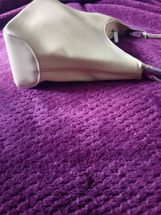 Mala  de ombro estilo hobo na cor bege/areia da C&L Paris