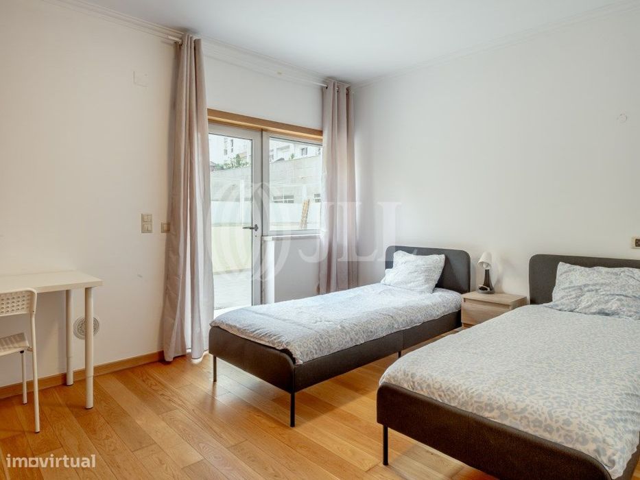 Apartamento T4, com terraço e estacionamento, em Lisboa