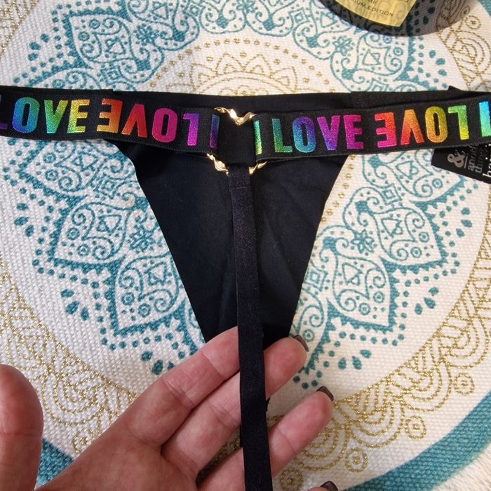 Seksowne stringi damskie z napisem Love.