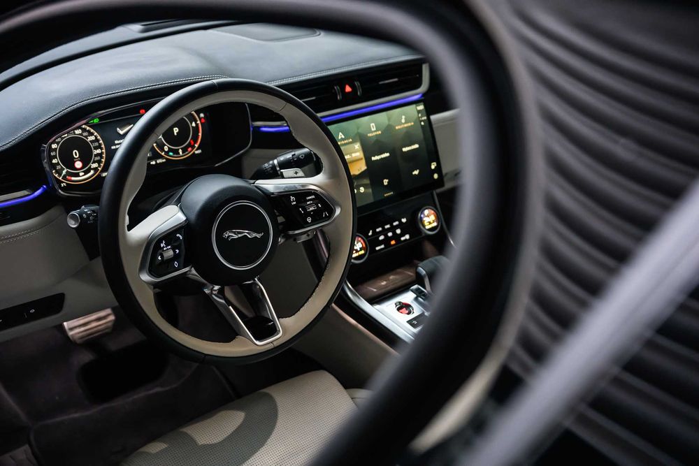 JAGUAR XF 2.0D HSE (2025 rok) wynajem wypożyczalnia lotnisko hotel