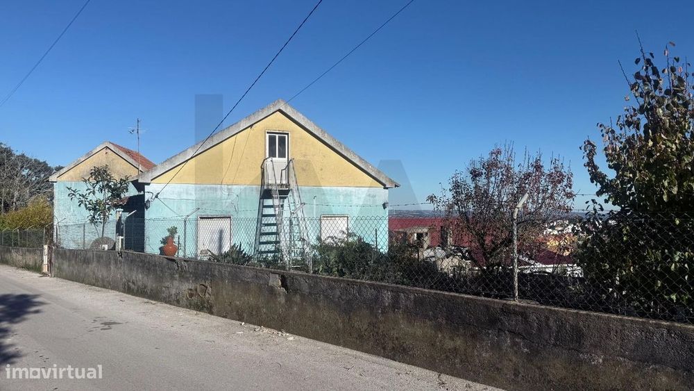 Moradia para reconstrução | Terreno 1.506 m2 | Vista campo | Periferia