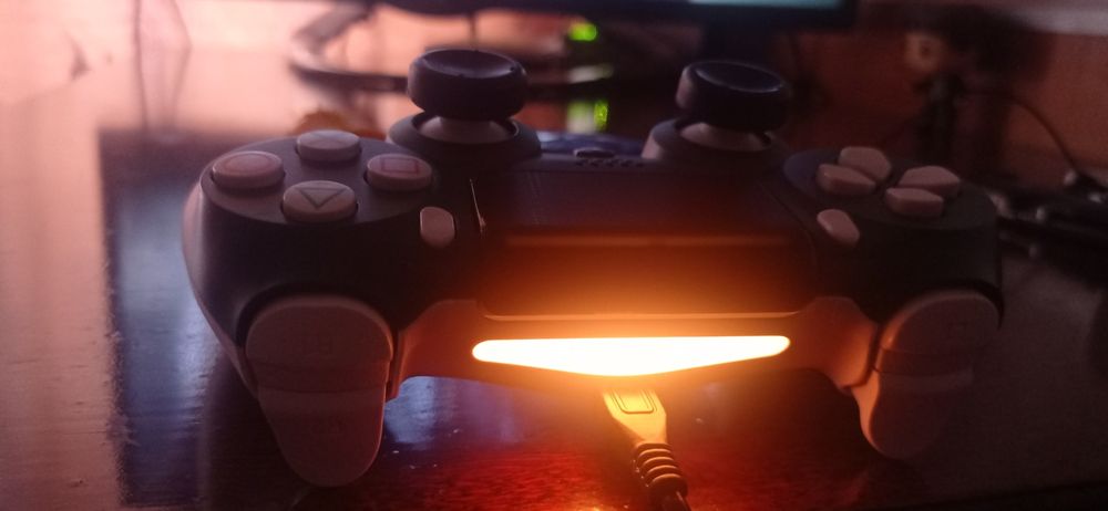 Продам PS4 в отличном состоянии.