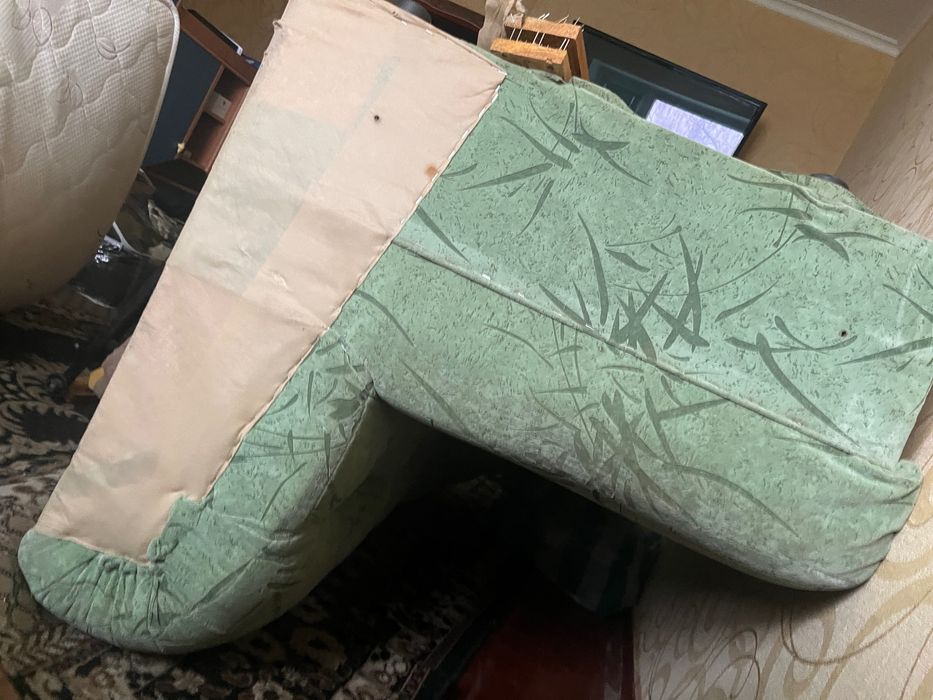 Віддам даром диван приїдтьте винесіть