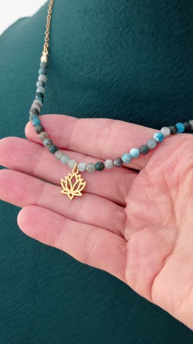 Naszyjnik z turkusowych kamieni naturalnych z zawieszką kwiatem lotosu