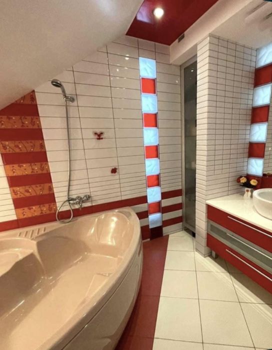 Продам 3-х поверховий  стильний будинок