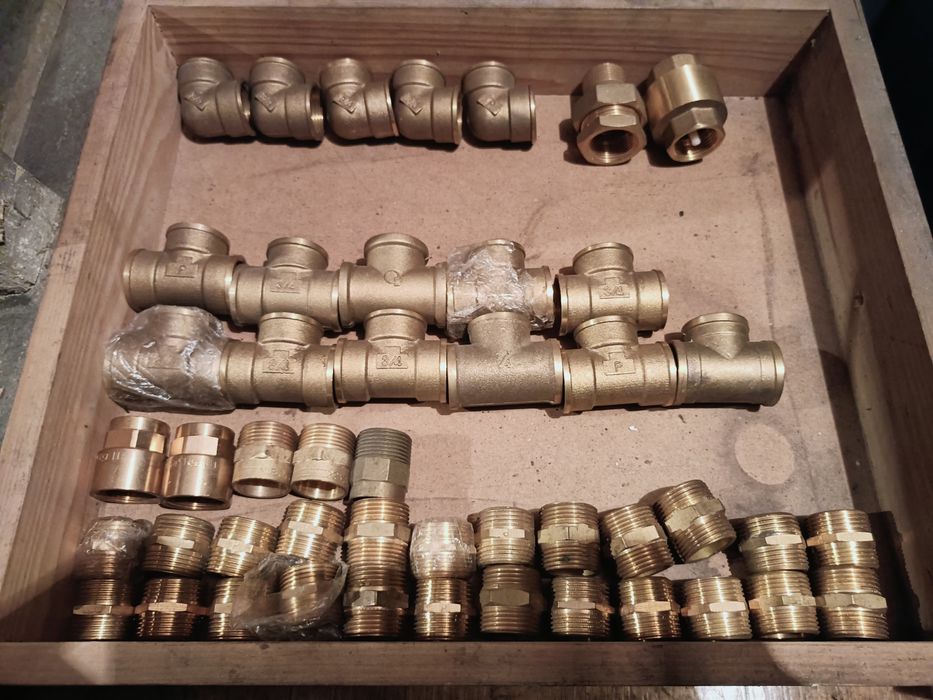 Zestaw elementów mosiężnych