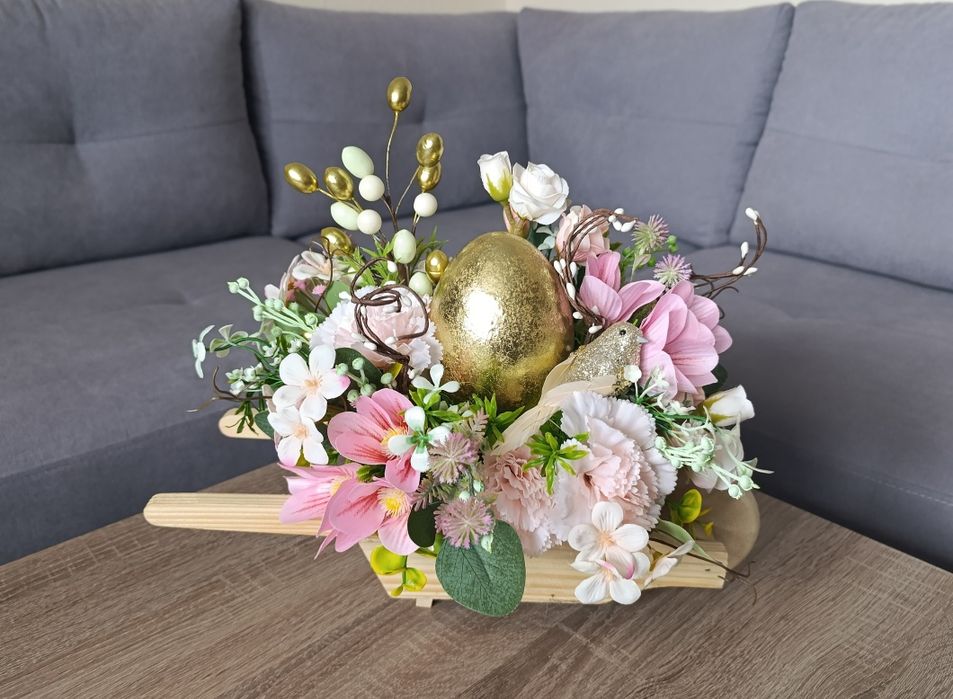 Stroik wielkanocny ze złotym jajem. Taczki. Dekoracja na Wielkanoc