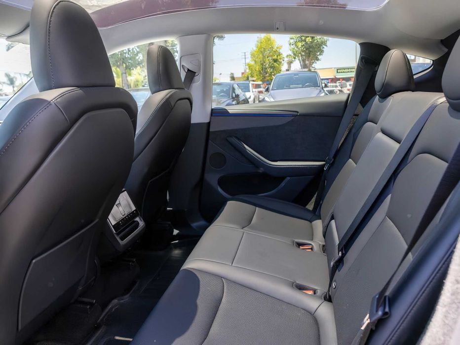 Tesla Model Y Long Range      2026