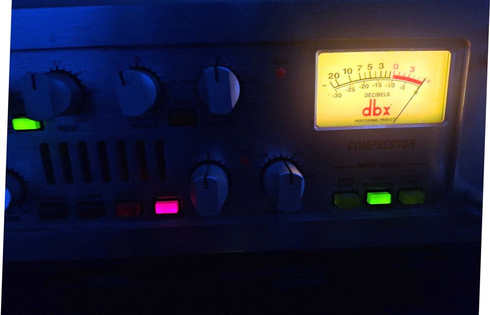 dbx 576 Silver Series - Pré-amplificador e Compressor a válvulas